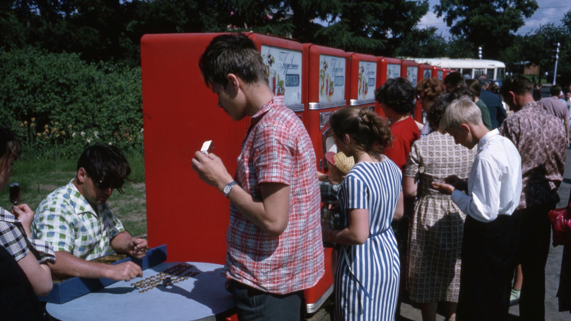 Люди возле автоматов по продаже газированной воды в СССР - РИА Новости, 1920, 15.09.2021