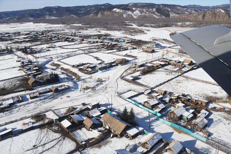 Вид на поселок Менза Забайкальского края из иллюминатора самолета ТВС-2МС