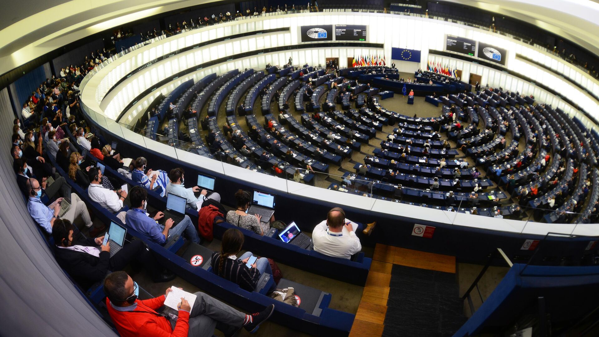 Депутаты на пленарной сессии Европейского парламента в Страсбурге - РИА Новости, 1920, 17.02.2022