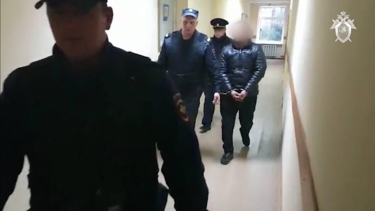 В Сергиевом-Посаде арестованы двое мужчин, обвиняемые в изнасиловании и убийстве пенсионерки. Кадр видео - РИА Новости, 1920, 15.09.2021