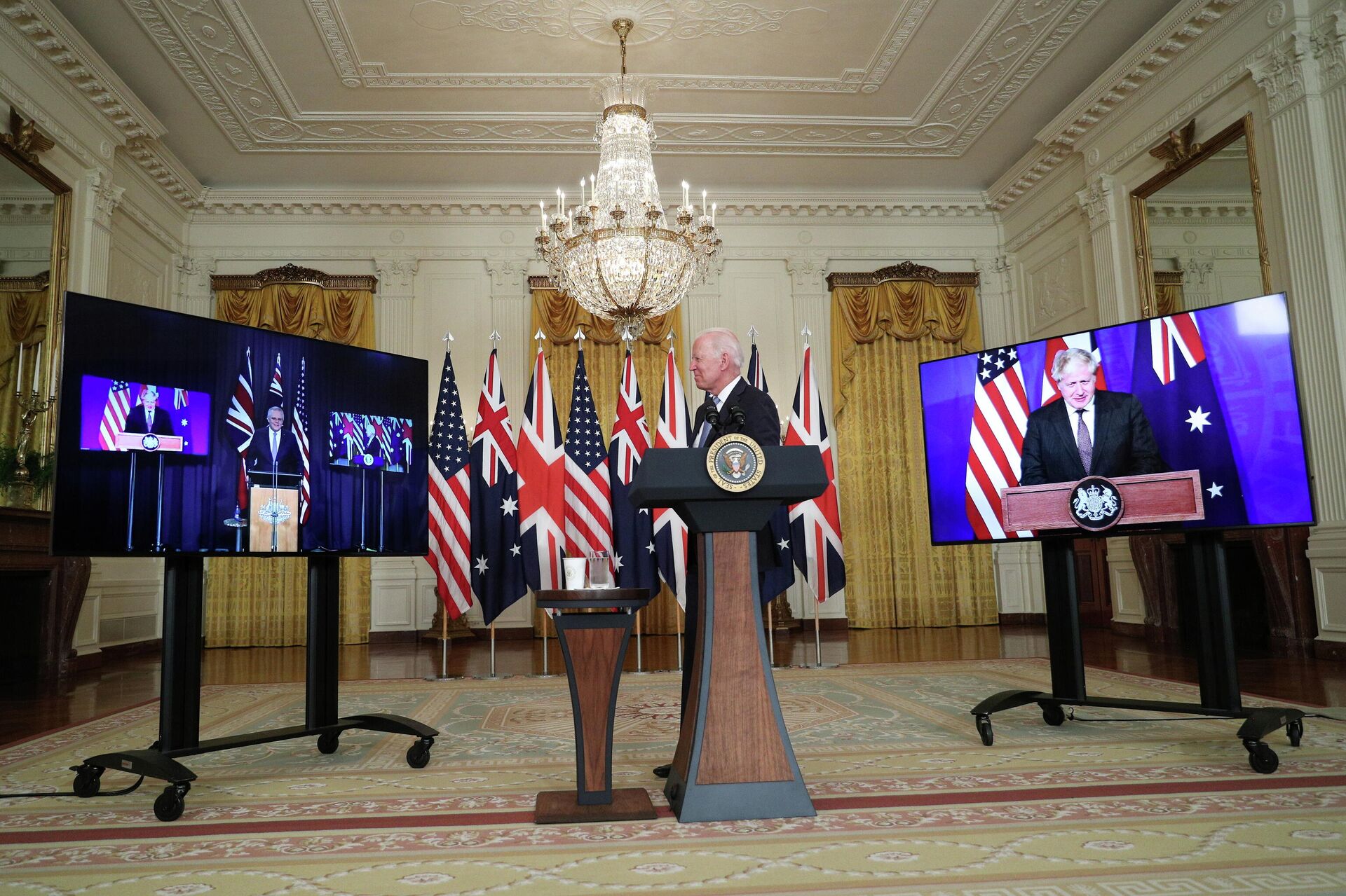 Президент США Джо Байден во время переговоров с премьер-министром Австралии Скоттом Моррисоном и премьер-министром Великобритании Борисом Джонсоном в Белом доме в Вашингтоне - РИА Новости, 1920, 16.09.2021