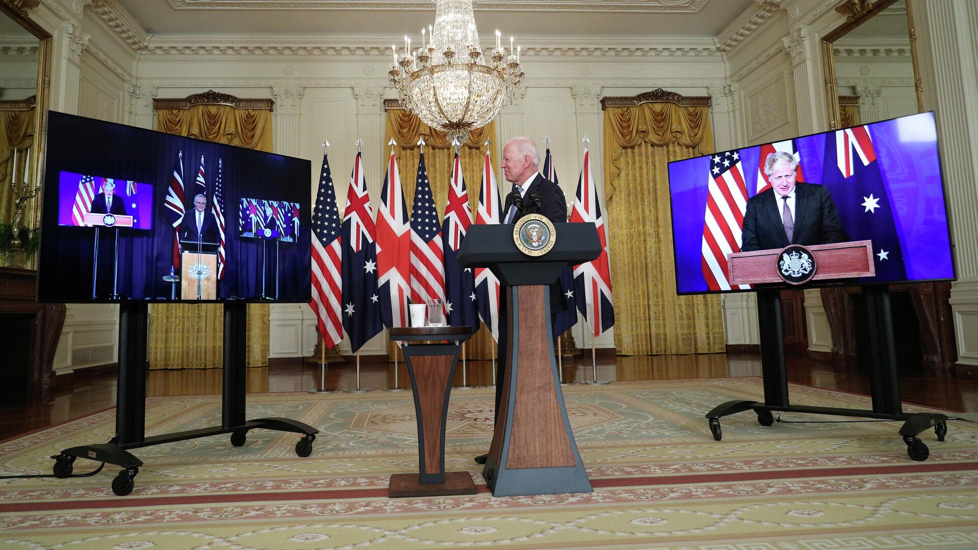 Президент США Джо Байден во время переговоров с премьер-министром Австралии Скоттом Моррисоном и премьер-министром Великобритании Борисом Джонсоном в Белом доме в Вашингтоне - РИА Новости, 1920, 24.09.2021