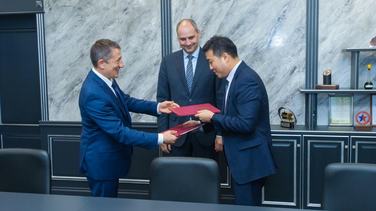 Губернатор Денис Паслер и генеральный директор нефтяной компании Новый Поток Степан Асаулов - РИА Новости, 1920, 16.09.2021