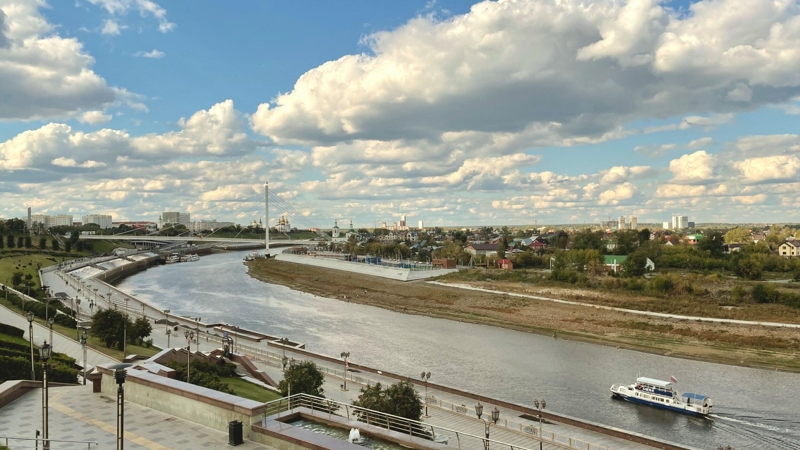 Тюмень принять. Набережная Тюмень. Набережная Тюмень фото 2022. Мост влюбленных Тюмень. Река в Тюмени на набережной.