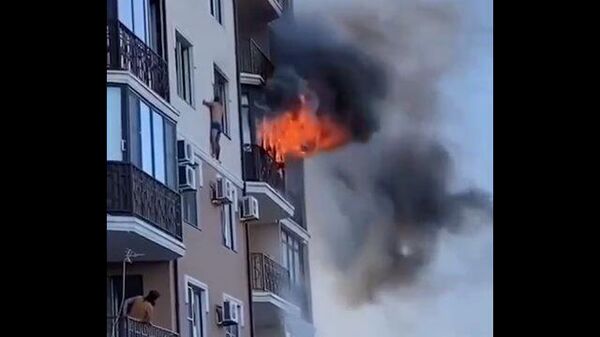 Мужчина вылез на карниз четвертого этажа, спасаясь от пожара в жилом доме в Анапе