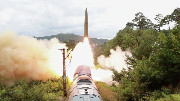 Запуск ракеты во время учений железнодорожного мобильного ракетного полка в Северной Корее