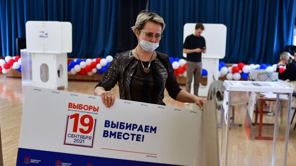 Подготовка к голосованию на выборах в Государственную Думу РФ на избирательном участке № 2760 в Москве