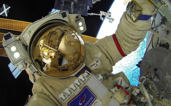 Олег Новицкий во время выхода в открытый космос 9 сентября