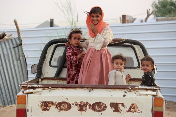 Дети в кузове грузовика в лагере для внутренне перемещенных лиц в Марибе, Йемен
