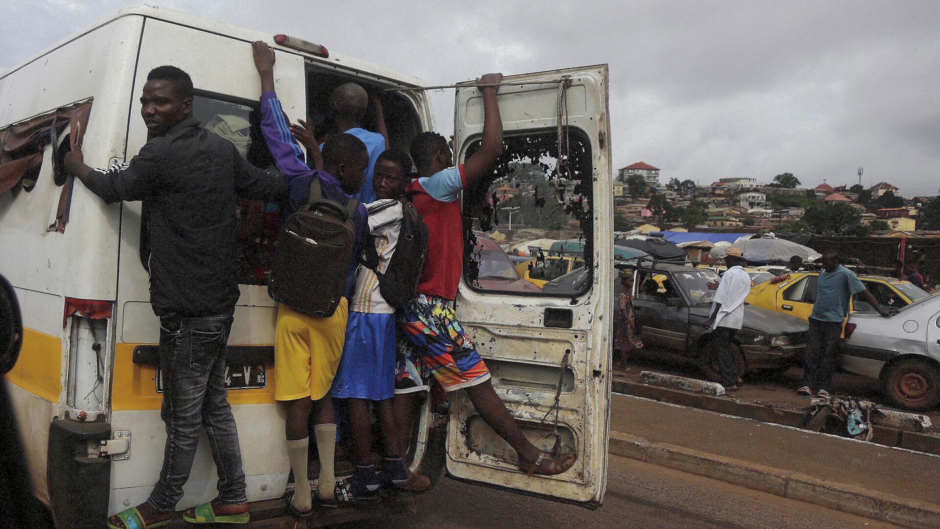 Местные жители едут в кузове грузовика в Конакри, Гвинея  - РИА Новости, 1920, 10.07.2023