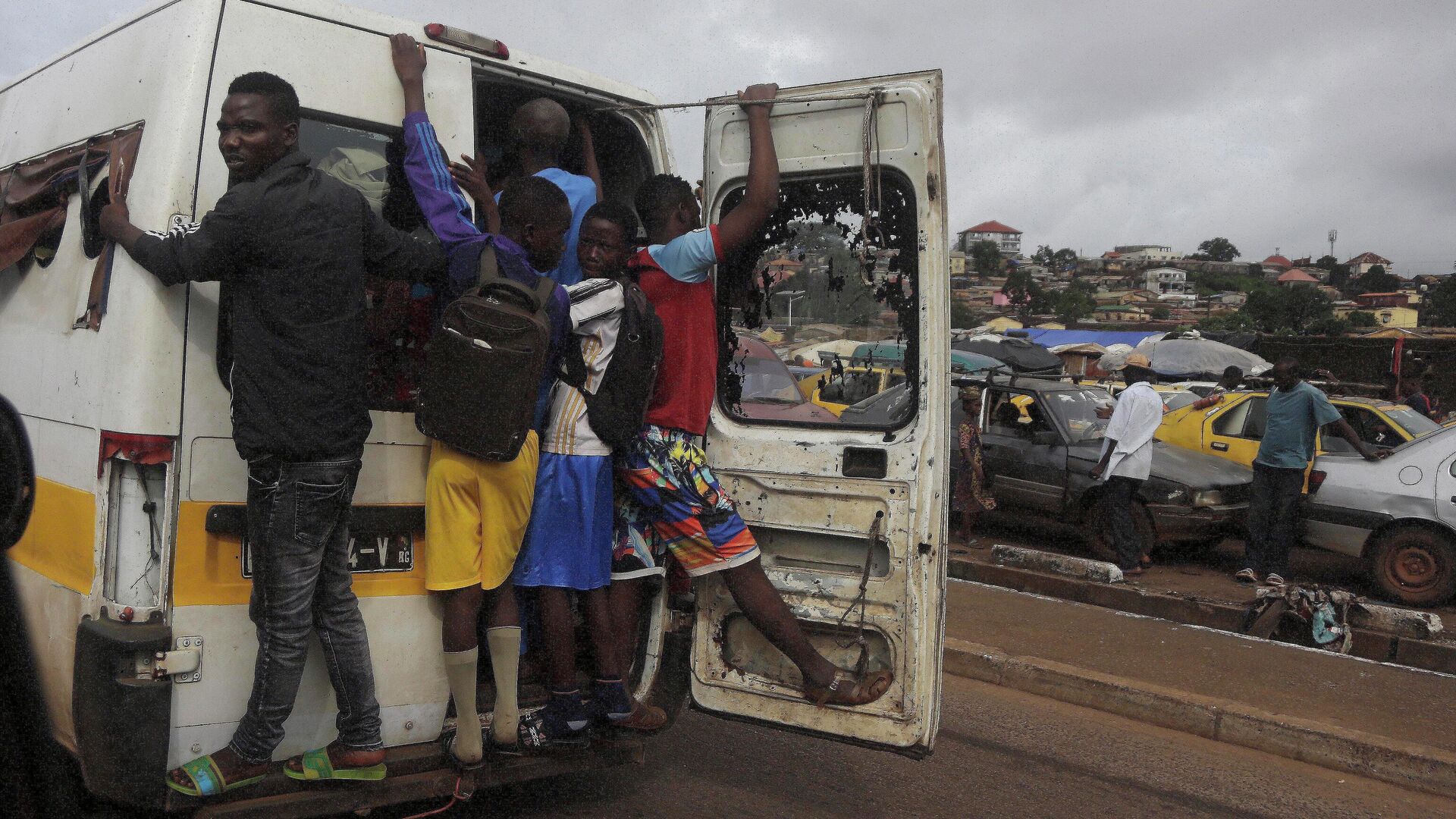 Местные жители едут в кузове грузовика в Конакри, Гвинея  - РИА Новости, 1920, 10.07.2023