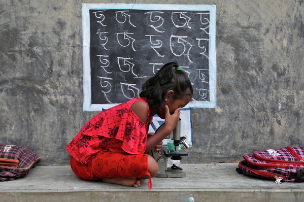 Девочка на уроке под открытым небом после закрытия школ из-за COVID-19, Индия