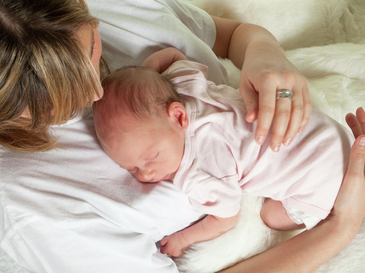 Почему новорожденные начинают икать после кормления: причины и рекомендации