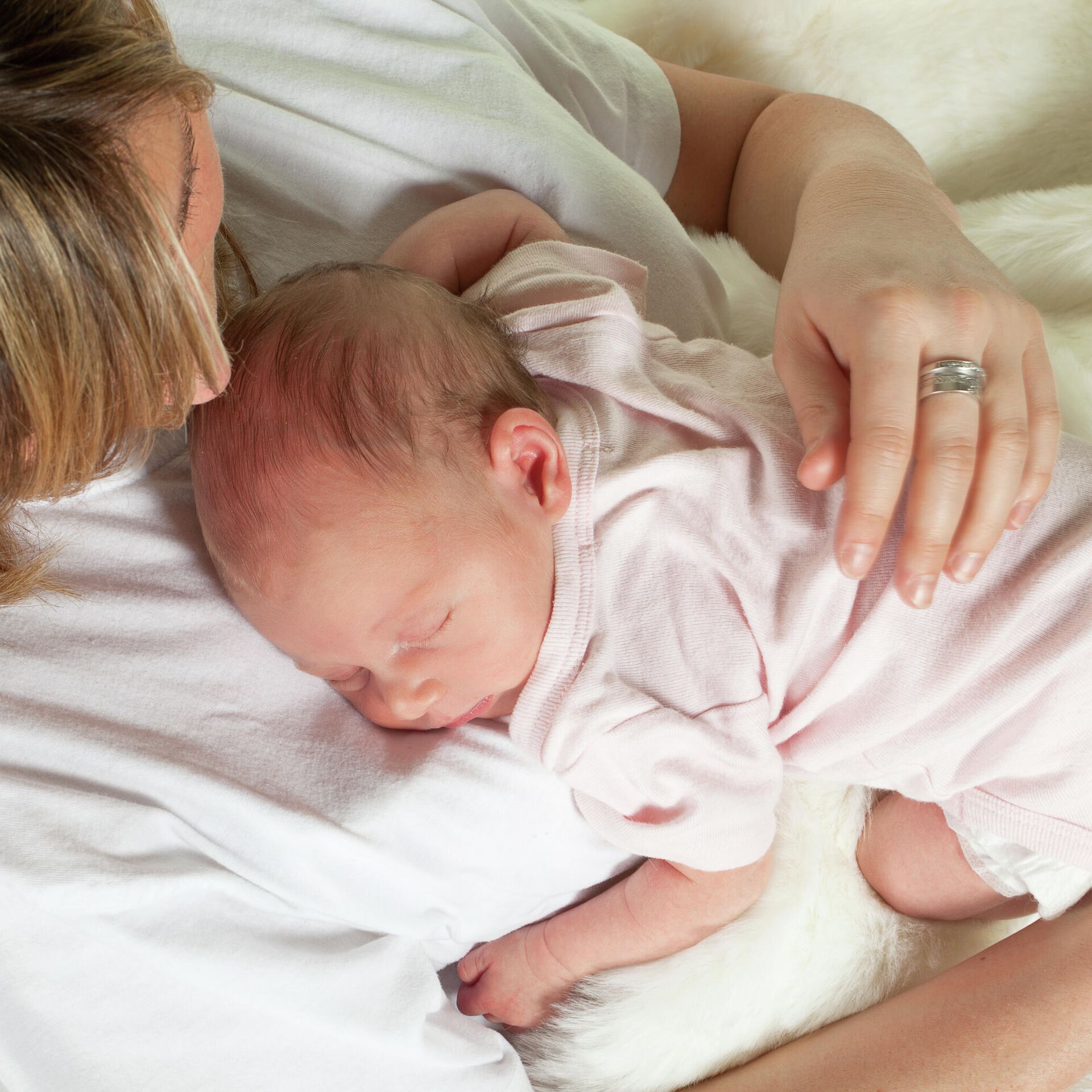 Почему новорожденные икают после еды: причины и рекомендации