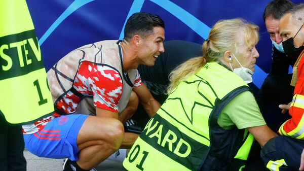 Криштиану Роналду сбил девушку-стюарда с ног ударом мяча во время разминки перед матчем ЛЧ