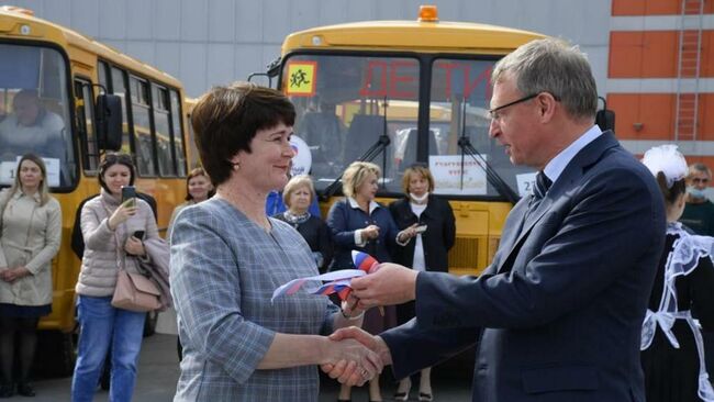Губернатор Александр Бурков в Омске на площади перед МФК Континент вручил ключи от 132 новых школьных автобусов 