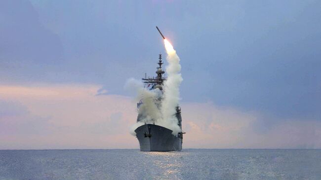 Запуск крылатой ракеты Томагавк с американского военного корабля USS Cape St. George