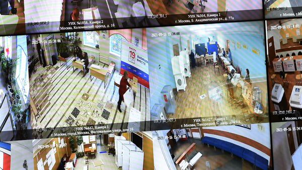 Трансляции с установленных на избирательных участках камер видеонаблюдения в Ситуационном центре Общественной палаты РФ 