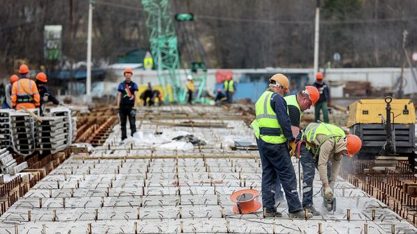 Рабочие во время строительства моста 360