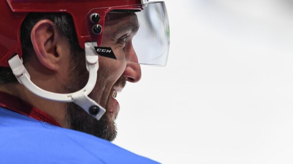 Игрок сборной России по хоккею Александр Овечкин во время тренировки.