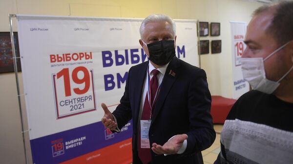 Председатель комиссии Парламентского Собрания по вопросам внешней политики Сергей Рачков во время наблюдения за ходом выборов на избирательном участке №49 в Москве