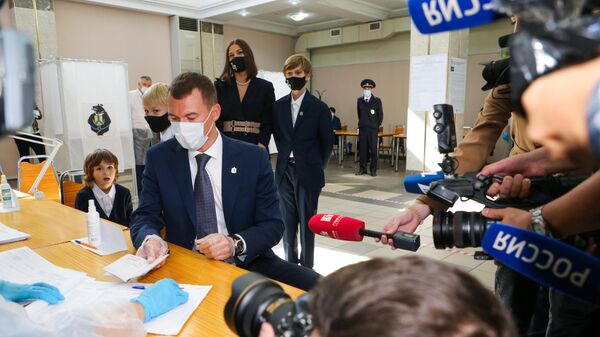 Временно исполняющий обязанности губернатора Хабаровского края Михаил Дегтярев голосует на избирательном участке в Хабаровске
