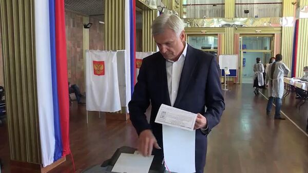 Губернатор Магаданской области Сергей Носов прибыл на только открывшийся участок и проголосовал