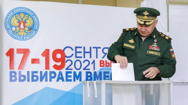 Министр обороны РФ Сергей Шойгу на избирательном участке в Московской области