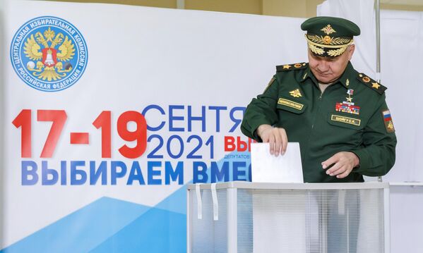 Министр обороны РФ Сергей Шойгу на избирательном участке в Московской области