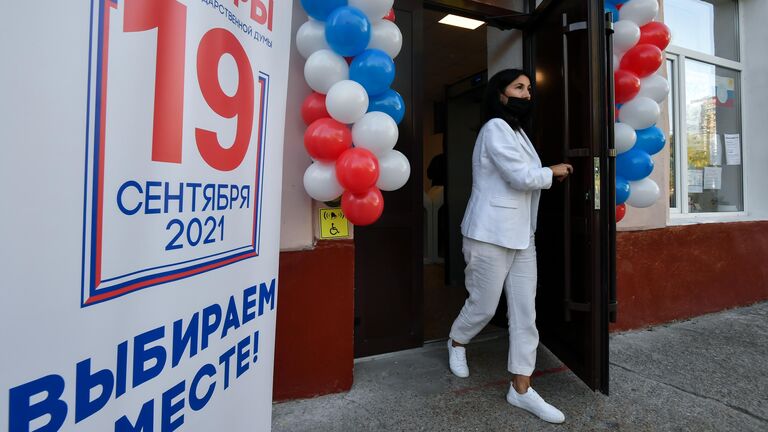 Женщина на избирательном участке в Симферополе