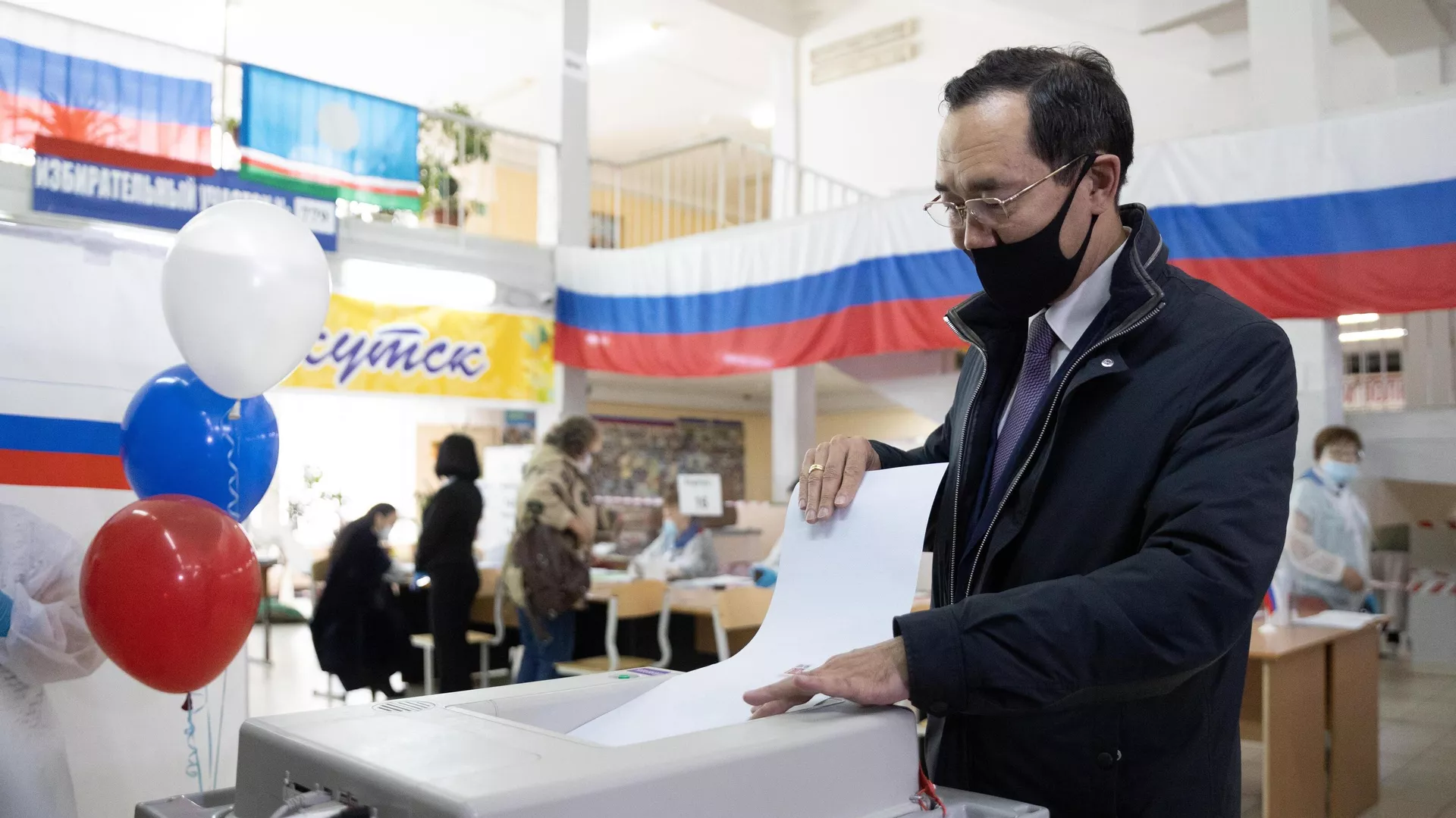 Глава Республики Саха Айсен Николаев во время голосования на выборах в Госдуму в Якутcке - РИА Новости, 1920, 17.09.2021