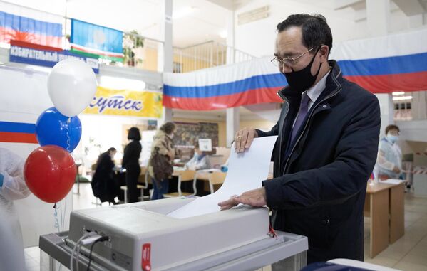 Глава Республики Саха Айсен Николаев во время голосования на выборах в Госдуму в Якутcке