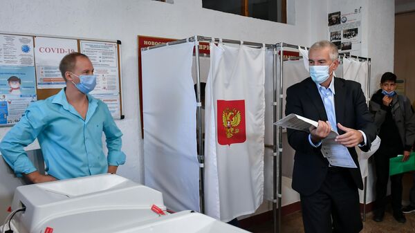 Глава Республики Крым Сергей Аксёнов на избирательном участке в Симферополе