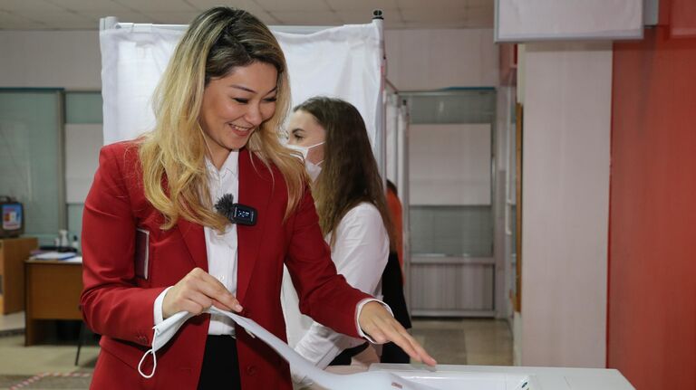 Кандидат в губернаторы Хабаровского края, телеведущая Марина Ким голосует на избирательном участке в Хабаровске