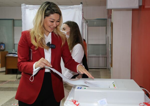 Кандидат в губернаторы Хабаровского края, телеведущая Марина Ким голосует на избирательном участке в Хабаровске