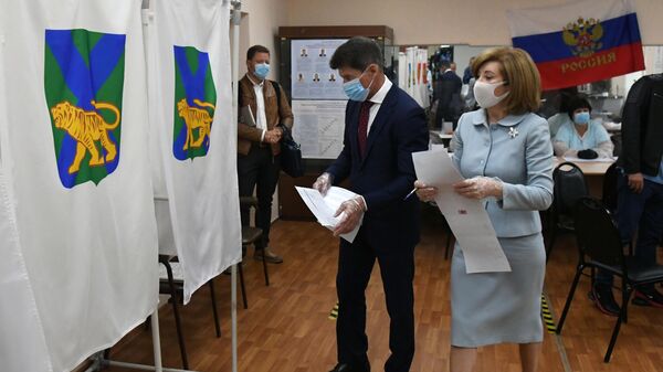 Губернатор Приморского края Олег Кожемяко с супругой Ириной голосуют на избирательном участке во Владивостоке