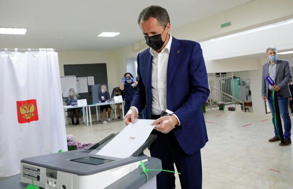 Временно исполняющий обязанности губернатора Белгородской области Вячеслав Гладков голосует на избирательном участке в Белгороде