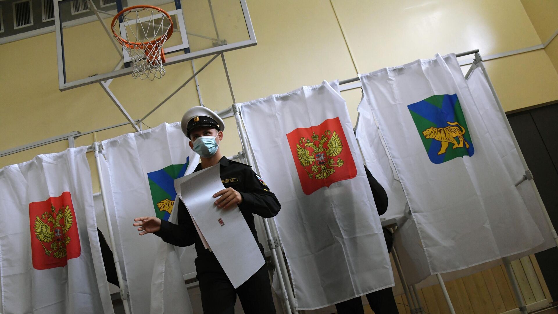 Военнослужащий голосует на избирательном участке во Владивостоке - РИА Новости, 1920, 17.09.2021