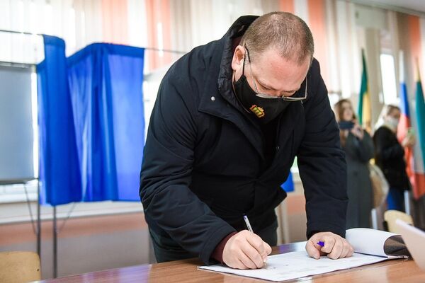 Временно исполняющий обязанности губернатора Пензенской области Олег Мельниченко на избирательном участке в Пензе