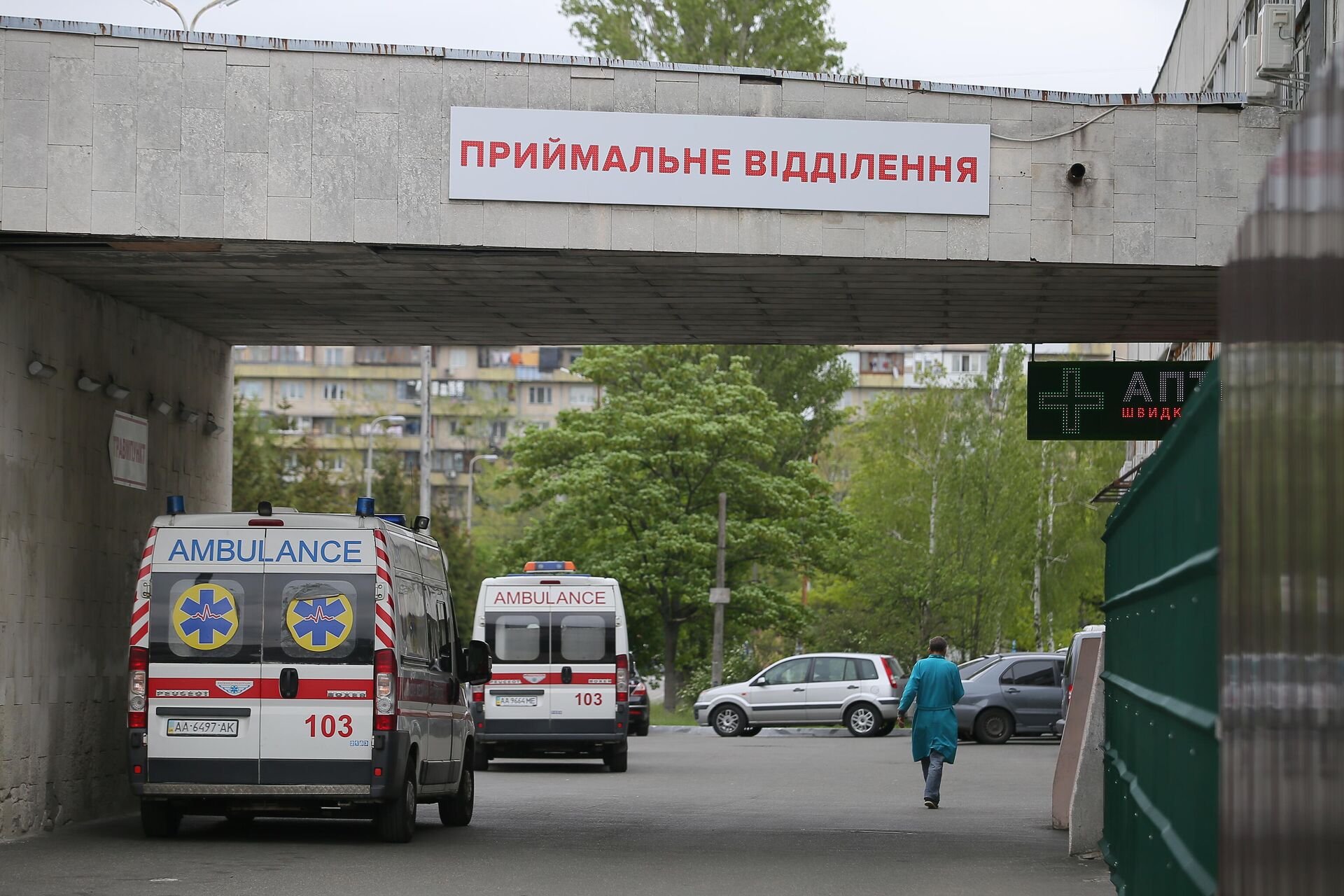 Автомобили скорой помощи у здания Киевской городской больницы скорой медицинской помощи в Киеве - РИА Новости, 1920, 17.09.2021