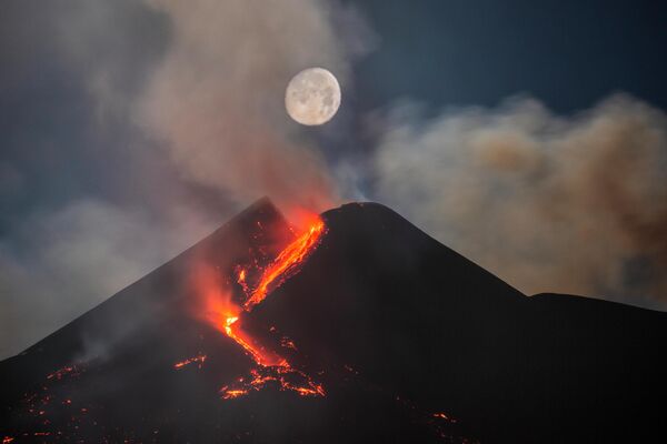 Работа фотографа из Италии Dario Giannobile Moon Over Mount Etna South-East Crater, занявшая второе место в категории Небесный пейзаж в фотоконкурсе Astronomy Photographer of the Year 13