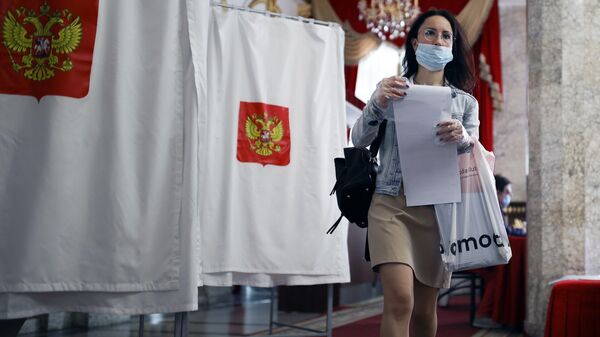 Девушка голосует на избирательном участке №20-10 в Краснодаре