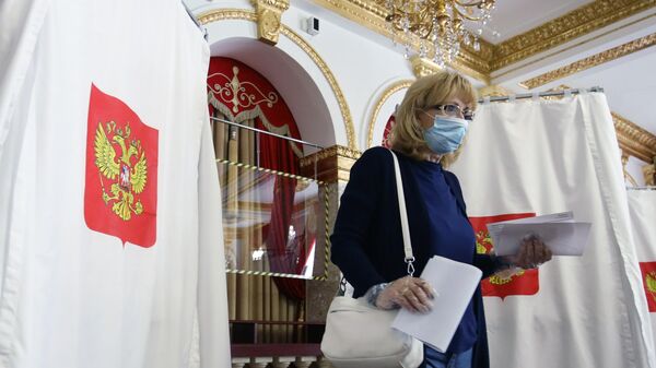Голосование на выборах в Госдуму на избирательном участке в Краснодаре