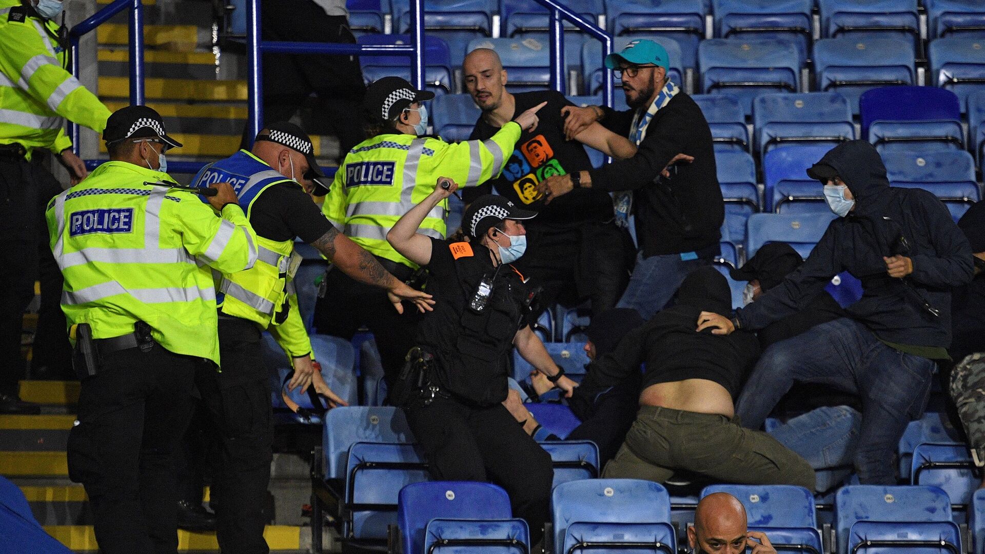 Police officers use batons as they hold back Napoli fans attempting to clash with Leicester fans after the final whistle during the UEFA Europa League Group C football match between Leicester City and Napoli at the King Power Stadium in Leicester, central England on September 16, 2021. - The match ended 2-2. (Photo by Oli SCARFF / AFP) - РИА Новости, 1920, 17.09.2021