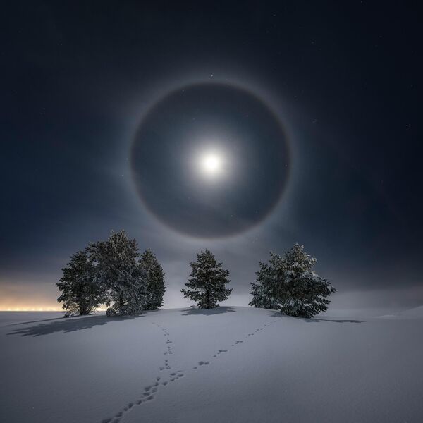 Работа фотографа из Швеции Goran Strand. Lunar Halo, занявшая второе место в категории Наша Луна в фотоконкурсе Astronomy Photographer of the Year 13