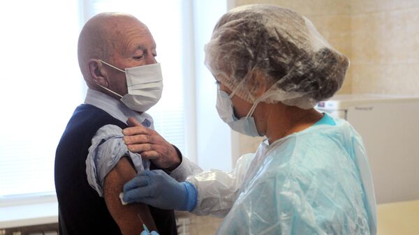 Мужчина во время вакцинации от коронавирусной инфекции