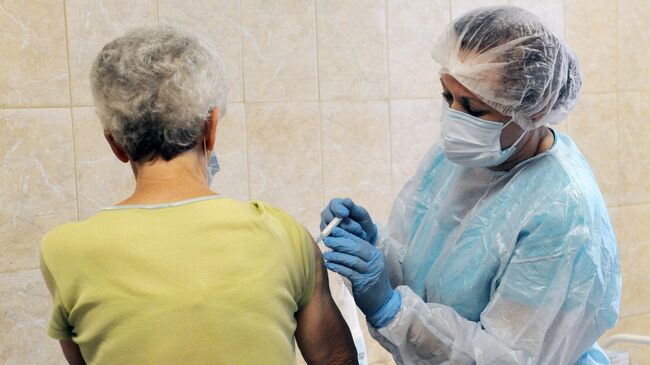 Женщина во время вакцинации от коронавирусной инфекции в Горельской врачебной амбулатории ТОГБУЗ Тамбовская ЦРБ