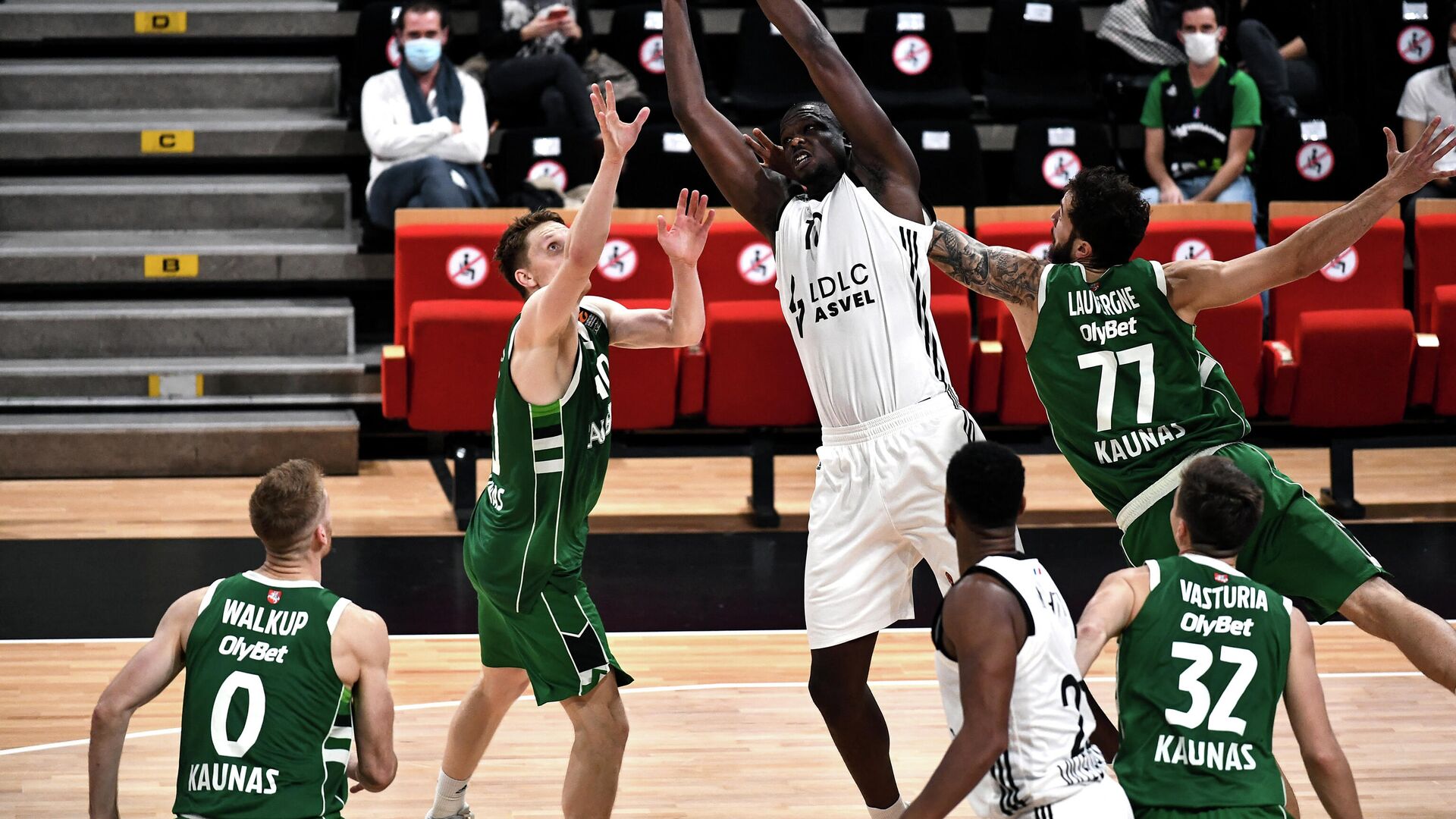 ASVEL Lyon-Villeurbanne French player Moustapha Fall (C) fights for the ball with with Zalgiris Kaunas French player Joffrey Lauvergne (2nd-L) during the Euroleague basketball match between Lyon-Villeurbanne and Zalgiris Kaunas at Villeurbanne, south-eastern France on October 29, 2020. (Photo by OLIVIER CHASSIGNOLE / AFP) - РИА Новости, 1920, 17.09.2021