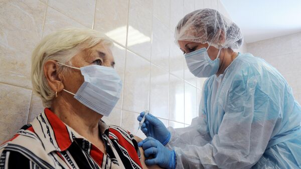 Женщина во время вакцинации от коронавирусной инфекции в Горельской врачебной амбулатории ТОГБУЗ Тамбовская ЦРБ