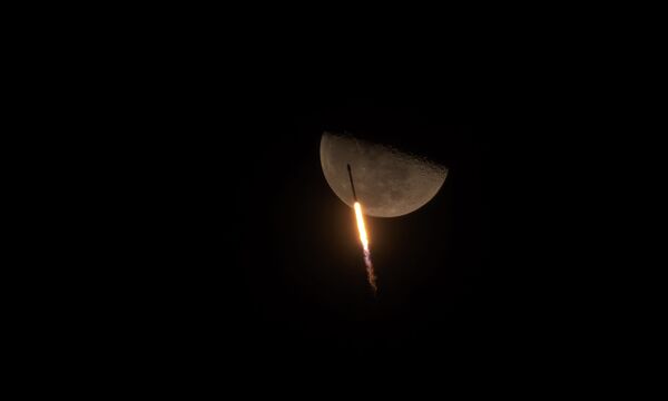 Работа фотографа из США Paul Eckhardt Falcon 9 Soars Past the Moon, победившая в категории Лучший дебют в фотоконкурсе Astronomy Photographer of the Year 13